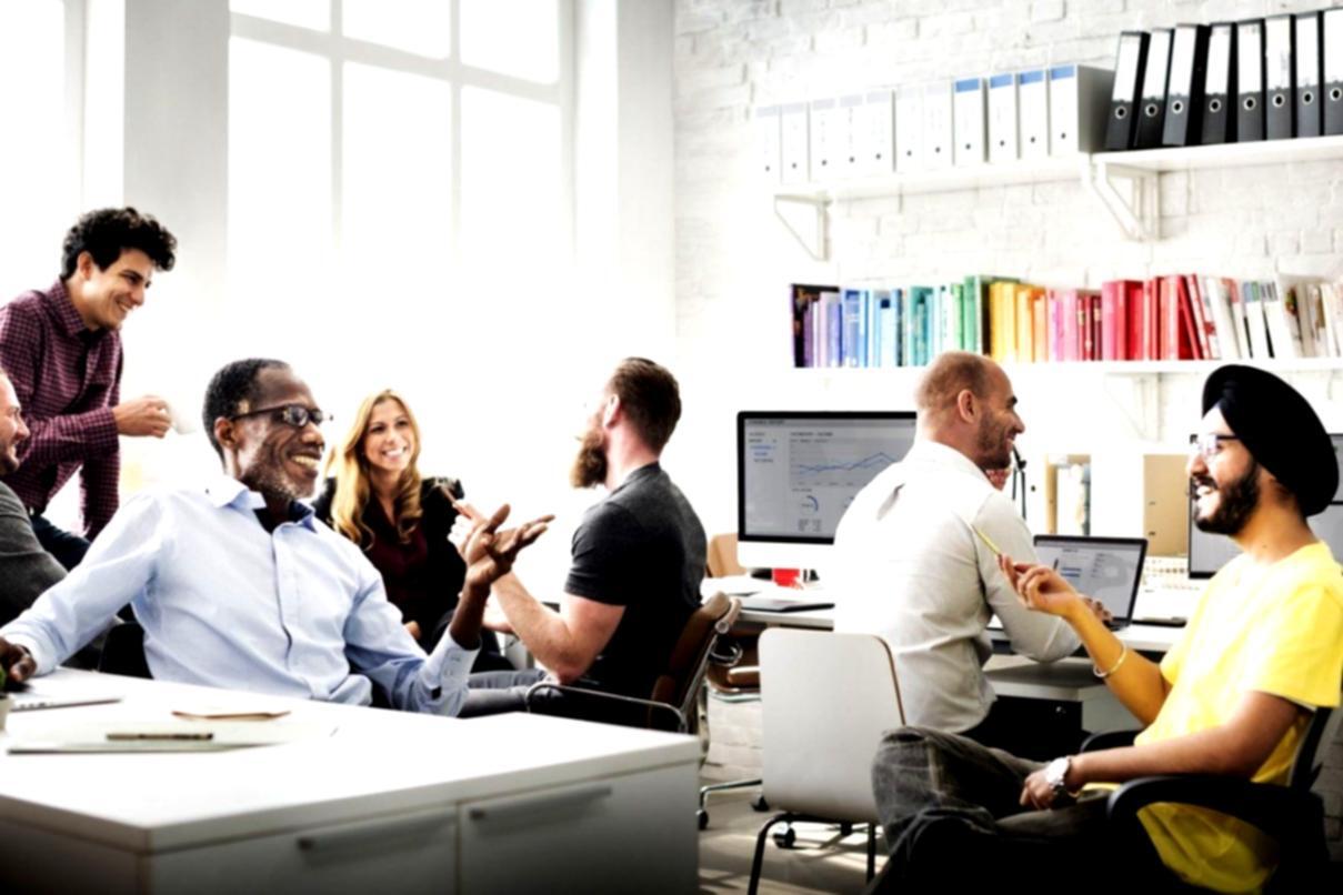 Teilnehmer arbeiten konzentriert an SEO-Content-Projekten in einer interaktiven Lernumgebung