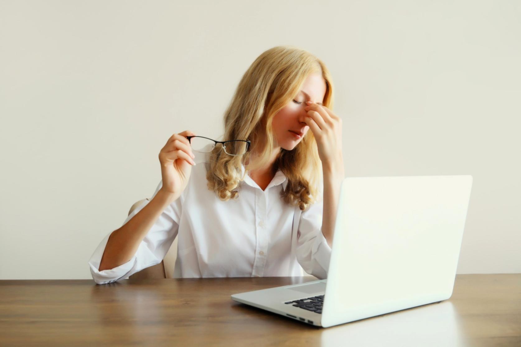 Detailansicht von Arbeitsmaterialien und Notizen auf einem Schreibtisch