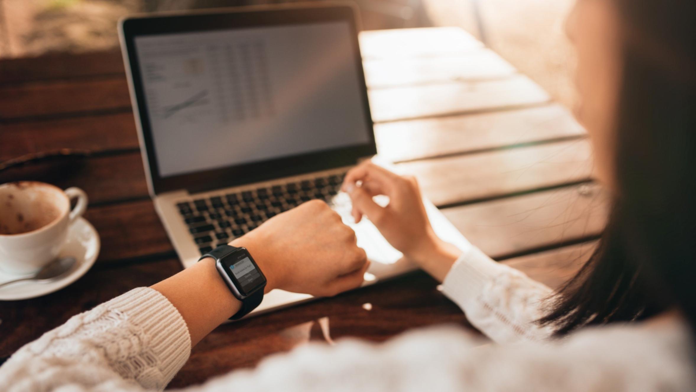 Teilnehmer bei der Arbeit an SEO-Texten